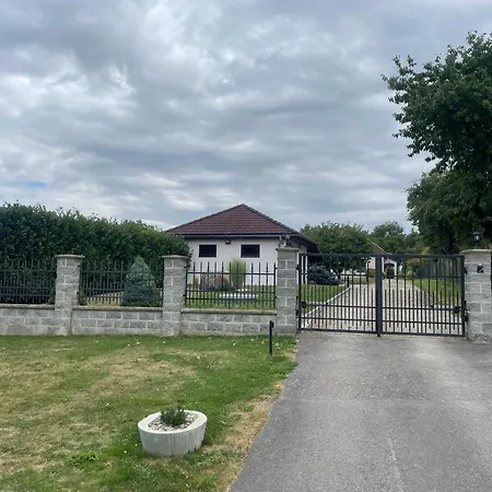 Rodinny Dum Divisov U Benesova, Na Spravedlnosti 276 Villa *